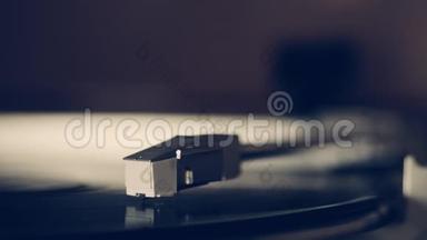 记录播放器转盘高清股票镜头。 一个唱片播放器转盘`它的手写笔沿着乙烯唱片运行